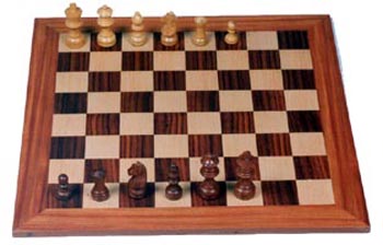 Aux échecs, c'est le jeu de l'adversaire qui fournit de la variété en l'absence d'aléatoire ou d'assymétrie.